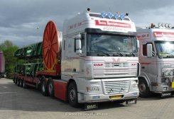 DAF XF 95.530 Sattelzugmaschine Tieflader mit Mähdrescherteilen 2003