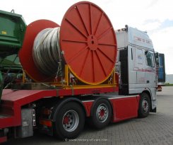 DAF XF 95.530 Sattelzugmaschine Tieflader mit Mähdrescherteilen 2003