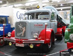 Henschel HS140 S Sattelzugmaschine mit langem Fahrerhaus und Tankauflieger 1954